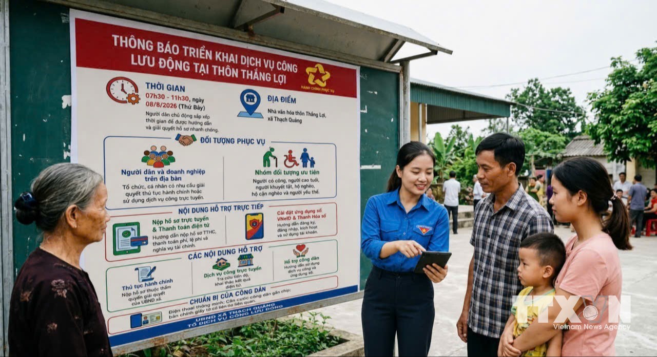 Giới thiệu quy trình thực hiện thủ tục tại Trung tâm Phục vụ hành chính công tỉnh Thanh Hóa cho người dân. (Ảnh Khiếu Tư/TTXVN)
